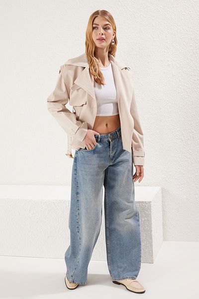 Trendyol Collection Beiger, normaler, kurzer Trenchcoat TWOSS25TR00020