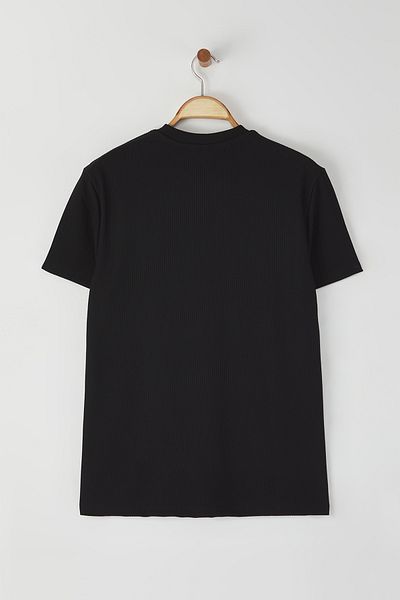 Trendyol Collection Λεπτομερές μπλουζάκι μαύρης υφής με ετικέτα - Κανονική εφαρμογή TMNSS25TS00036