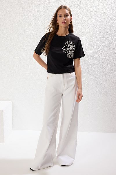 Trendyol Collection Schwarzes T-Shirt aus 100 % Baumwolle mit Blumenstickerei – normale Passform TWOSS25TS00028