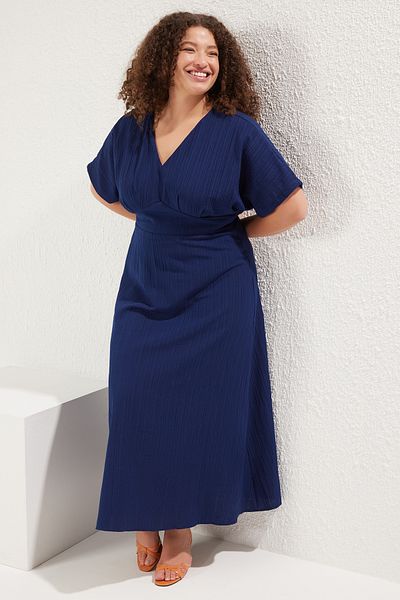 Trendyol Curve Marineblaues Maxikleid mit V-Ausschnitt und kurzen Ärmeln aus strukturiertem Stoff in Übergröße TBBSS25AH00038