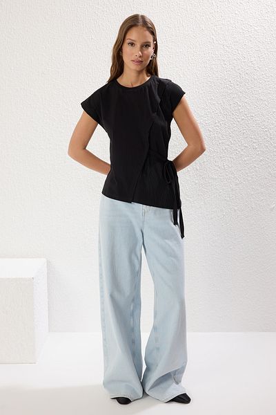 Trendyol Collection Czarna bluzka dzianinowa z wygodnym dopasowanym plisowaniem i sznurowaniem - Twoss25Bz00094
