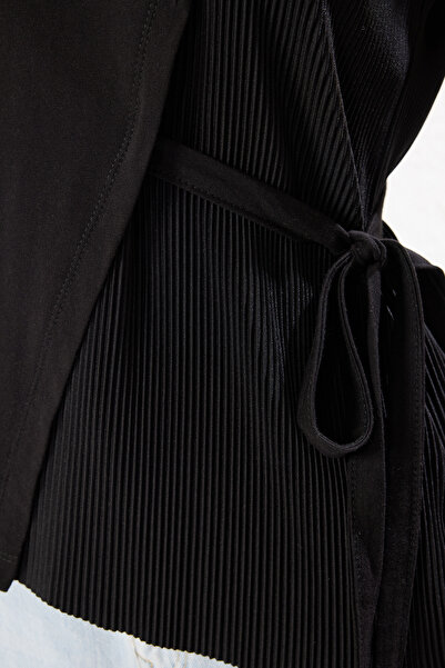 Trendyol Collection Μαύρη πλεκτή μπλούζα με άνετη εφαρμογή και λεπτομέρεια δεσίματος - TWOSS25BZ00094