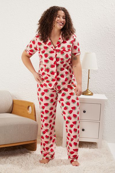Trendyol Curve Pink Strawberry Patterned Piping Detailed Sleep Band Knitted Pajamas Set Tbbss25Ai00010