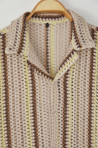 Trendyol Collection Nerzfarbenes, strukturiertes Hemd mit regulärer Passform, kurzen Ärmeln und Apash-Ausschnitt in Strickoptik TMNSS25GO00026