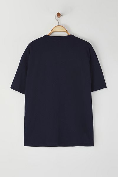 Trendyol Collection Marineblaues T-Shirt aus Baumwolle mit übergroßem Kragen und detailliertem Etikett – TMNSS25TS00057