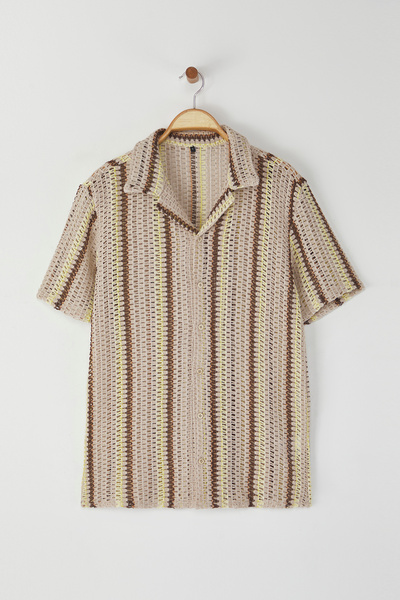 Trendyol Collection Nerzfarbenes, strukturiertes Hemd mit regulärer Passform, kurzen Ärmeln und Apash-Ausschnitt in Strickoptik TMNSS25GO00026