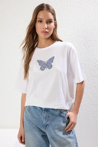 Trendyol Collection Άνετο μπλουζάκι με λευκό κέντημα - 100% βαμβάκι TWOSS25TS00098