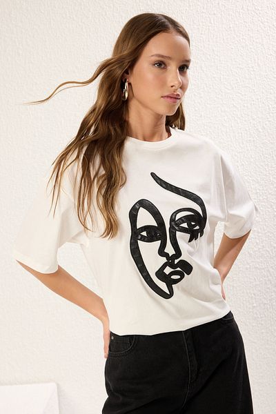 Trendyol Collection Bedrucktes, übergroßes T-Shirt aus Ecru-Baumwolle mit Prägung – TWOSS25TS00081