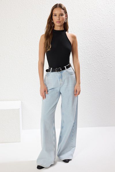 Trendyol Collection Schwarzer, flexibler Strick-Unterhemd mit normaler/normaler Passform und Neckholder TWOSS25AL00021