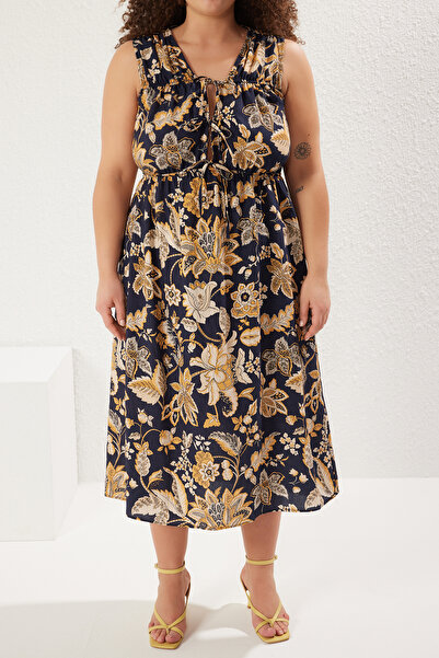 Trendyol Curve Vícebarevné letní květinové midi tkané šaty velké velikosti bez rukávů TBBSS25AH00033