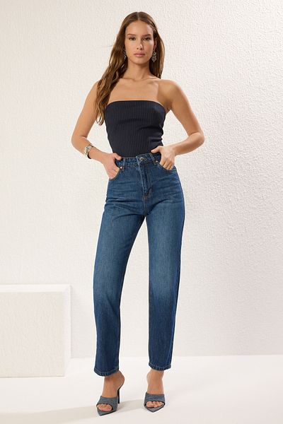 Trendyol Collection Dunkelblaue, gerade Jeans mit hoher Taille TWOSS23JE00089