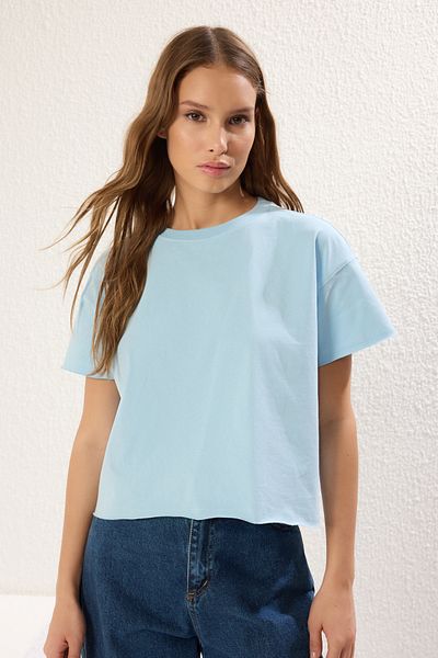Trendyol Collection Tricou tricotat albastru, 100% bumbac, relaxat, croiat scurt, cu decolteu triplu TWOSS25TS00034