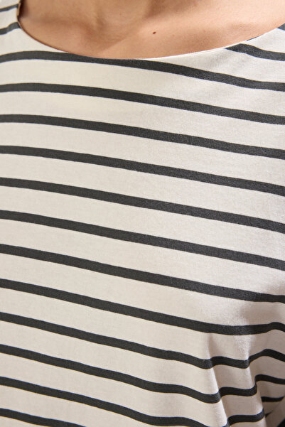 Trendyol Collection Πλεκτό μπλουζάκι από χοντρό βαμβάκι με ρίγες εκρού, κανονικό/κανονικό καλούπι, μανίκια τριών τετάρτων TWOSS25TS00115