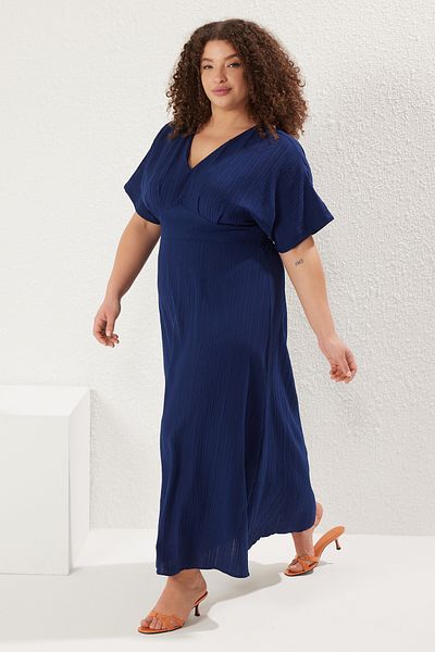 Trendyol Curve Marineblaues Maxikleid mit V-Ausschnitt und kurzen Ärmeln aus strukturiertem Stoff in Übergröße TBBSS25AH00038