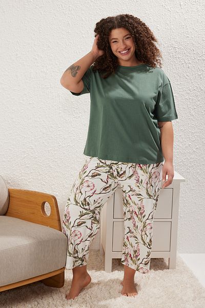 Trendyol Curve Grünes geblümtes Capri-Strick-Pyjama-Set TBBSS25AI00002