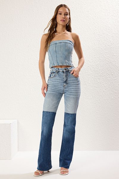Trendyol Collection Blaue Schlagjeans mit hohem Bund und ausgeschnittenem Bein – Komfort TWOSS25JE00023