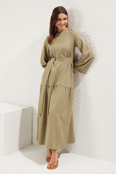 Trendyol Modest Khakifarbenes, gewebtes Kleid im Leinen-Look mit Gürtel TCTSS25EB00059