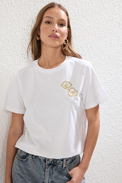 Trendyol Collection Tricou cu broderie florală albă 100% bumbac - Regular Fit TWOSS25TS00042