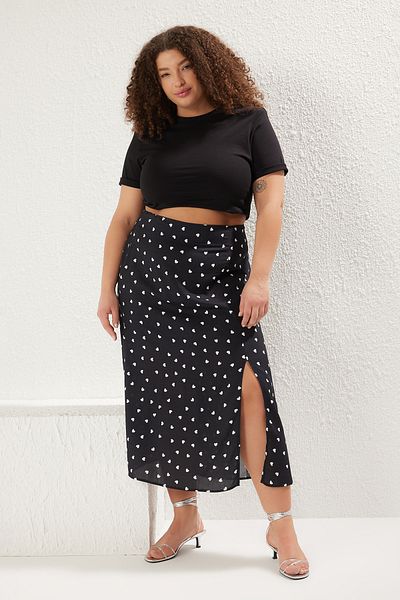 Trendyol Curve Viskose-Midirock mit Herzmuster – mit Schlitz und ohne Futter TBBAW23AZ00032