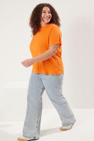 Trendyol Curve Orangefarbenes Boyfriend-Fit-T-Shirt in Übergröße – seitlicher Druckknopfverschluss, 100 % Baumwolle, TBBSS24BF00000