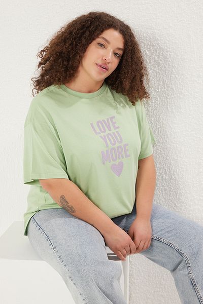 Trendyol Curve Plus Size Mint Flock bedrucktes T-Shirt mit Rundhalsausschnitt – TBBSS25BF00038