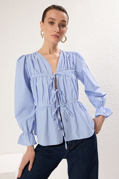 Trendyol Collection Blaue karierte V-Ausschnitt-Vliesbluse mit Bindedetail vorne TWOSS25BZ00349