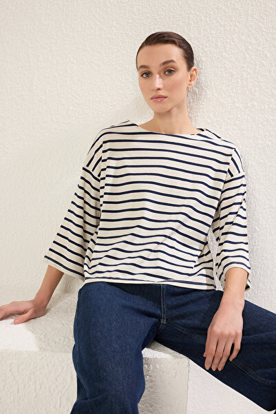 Trendyol Collection Πλεκτό μπλουζάκι με ρίγες σε μπλε ναυτικό χρώμα, χοντρό βαμβακερό, κανονικό/κανονικό κομμένο, μανίκια τριών τετάρτων TWOSS25TS00115