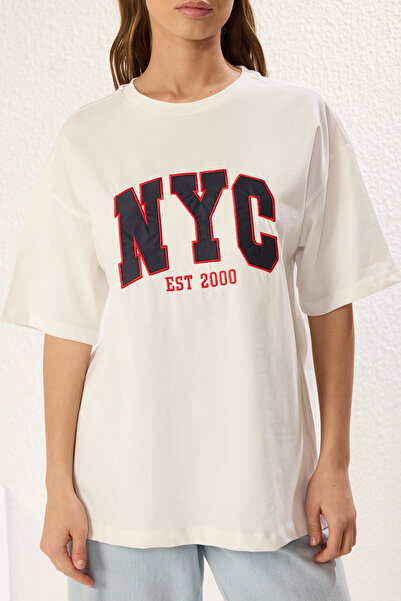 Trendyol Collection Εκρού 100% Πυκνό Βαμβακερό Πλεκτό Μπλουζάκι με Κέντημα TWOSS25TS00069