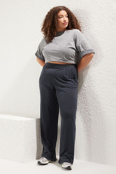 Trendyol Curve Anthrazitfarbene, plissierte Modalhose mit weitem Bein in Übergröße – TBBSS25AR00004