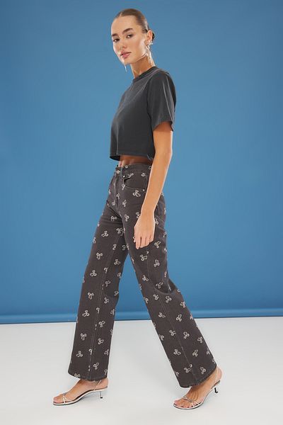 Trendyol Collection Mehrfarbige, mit Schleife/Band bedruckte Jeans mit hoher Taille und weitem Bein TWOSS25JE00209