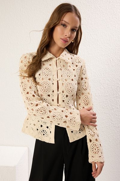Trendyol Collection Steiniger, durchbrochener Cardigan im Spitzenlook TWOSS25HI00010