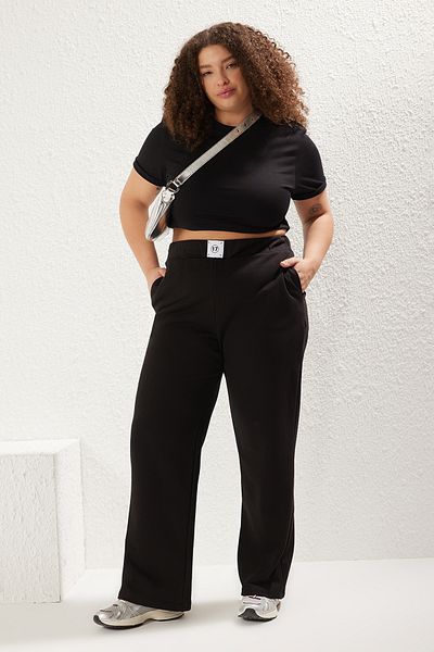 Trendyol Curve Schwarze Wide-Leg-Jogginghose in Übergröße mit Etikett „High Waist“ – TBBSS25AJ00001