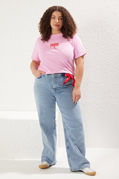 Trendyol Curve Λεπτομέρεια εκτύπωσης με ροζ λαιμόκοψη 100% βαμβακερό πλεκτό μπλουζάκι μεγάλου μεγέθους TBBSS25BF00009