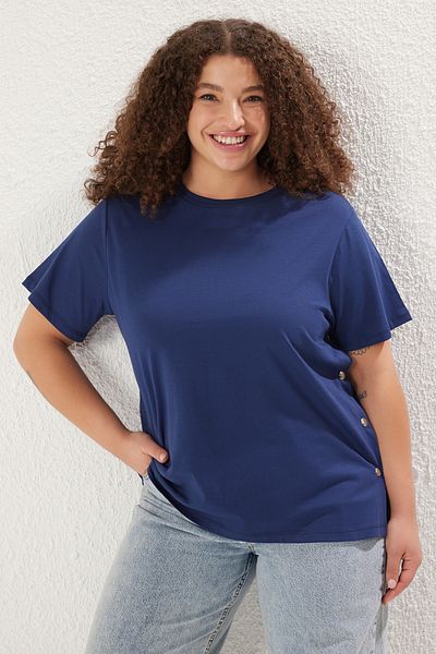 Trendyol Curve Boyfriend Fit sötétkék póló - oldalsó pattintható, 100% pamut, nagy méretű TBBSS24BF00000