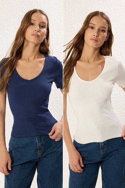 Trendyol Collection Dehnbare Strickbluse aus Baumwolle in Marineblau-Ecru mit V-Ausschnitt TWOSS25BZ00405