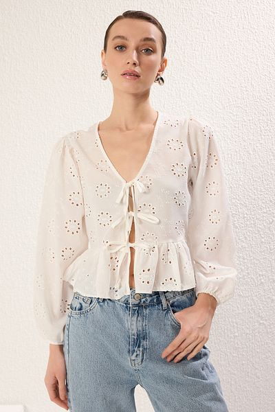 Trendyol Collection Cămașă țesătă cu broderie albă, cu detaliu de legare, obișnuită, obișnuită TWOSS25GO00051