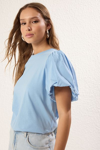 Trendyol Collection Világoskék léggömb ujjú részlet 100% pamut póló - TWOSS25TS00064
