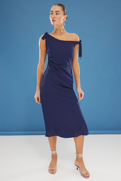 Trendyol Collection Μπλε μπλέ ματ σατέν μίντι φόρεμα - Α γραμμή, ασύμμετρη λαιμόκοψη - TWOSS25EL00294