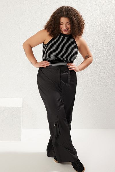 Trendyol Curve Schwarzer Neckholder, gestreift, gestrickt, Plus-Size-Unterhemd TBBSS25CV00006