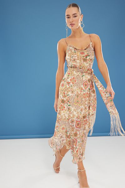 Trendyol Collection Beigefarbenes, mit Chiffon geflochtenes Kleid mit ethnischem Muster und Schärpe, A-Linie, Quasten-Detail, Maxi-Futter, TWOSS23EL01777