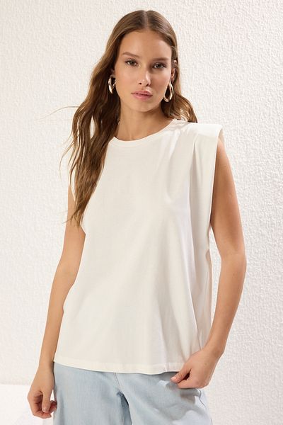 Trendyol Collection Bequemes gestricktes T-Shirt aus Ecru-Baumwolle – TWOSS25TS00070