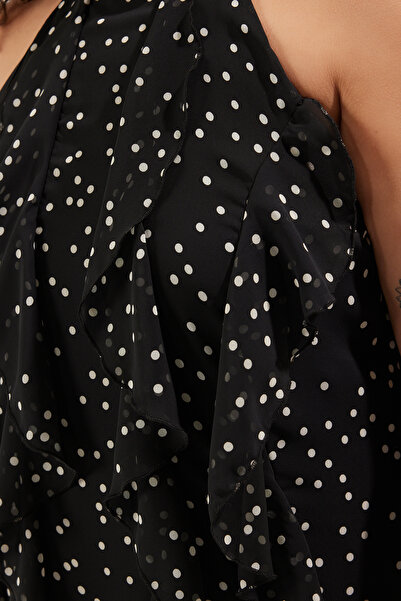 Trendyol Curve Μαύρο πουά γιακά βολάν σιφόν υφαντό φόρεμα μεγάλου μεγέθους TBBSS25AH00040