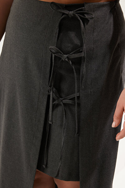 Trendyol Curve Μίντι φούστα Anthracite Plus Size - Φιόγκος/Δαντέλα υφαντό TBBAW25AZ00029