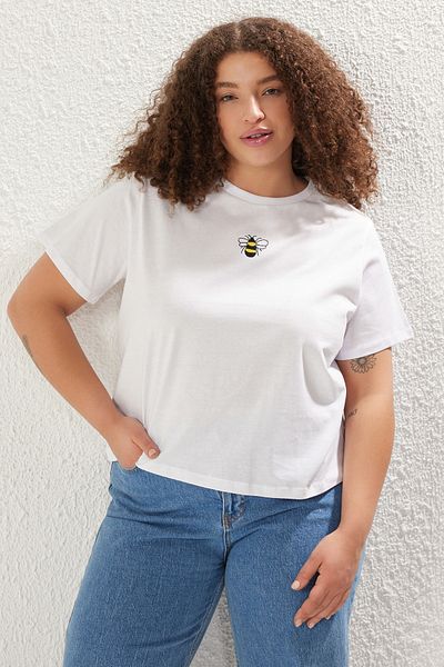 Trendyol Curve Übergroßes Strick-T-Shirt mit Rundhalsausschnitt und Stickerei – TBBSS25BF00015