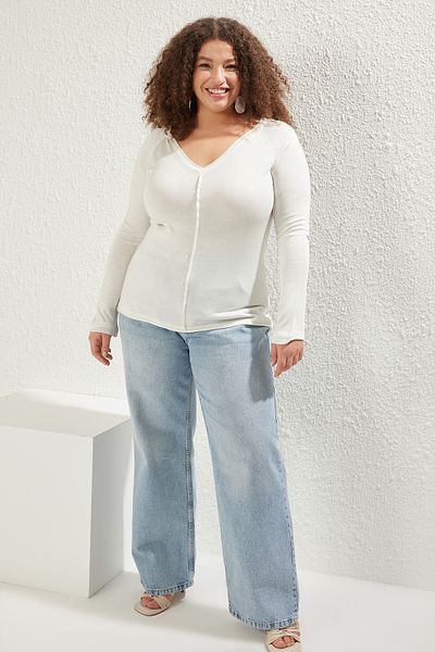 Trendyol Curve Ecru Stitching Detail V-Neck Thin Knitwear Sweater Tbbss25An00001