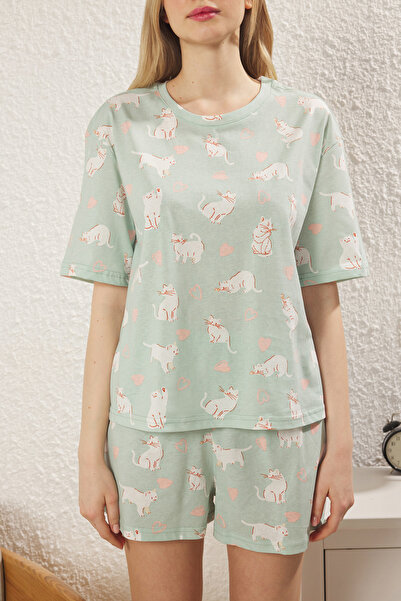 Trendyol Collection Pyjama-Set mit grüner Katze und herzförmigen Baumwoll-Shorts – THMSS25PT00240