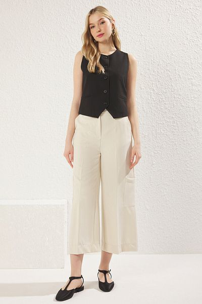 Trendyol Collection Ecrufarbene Hose mit hoher Taille und weitem Bein – Taschendetail, TWOSS25PL00069