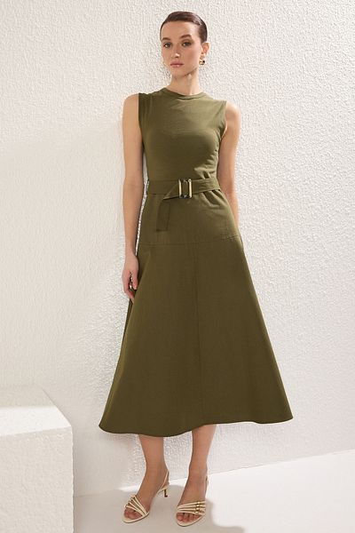 Trendyol Collection Khakifarbenes, gerades Midi-Webkleid mit Gürtel TWOSS25EL00055