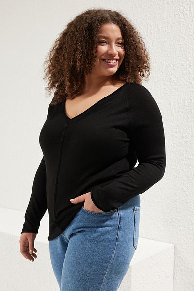 Trendyol Curve Schwarzer, dünner Strickpullover mit V-Ausschnitt und detaillierten Nähten TBBSS25AN00001