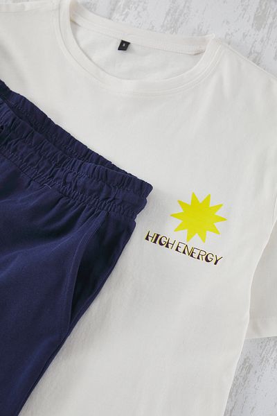 Trendyol Collection Bedrucktes Strick-Pyjama-Set mit normaler Passform – Ecru und Marineblau TMNSS25PT00019